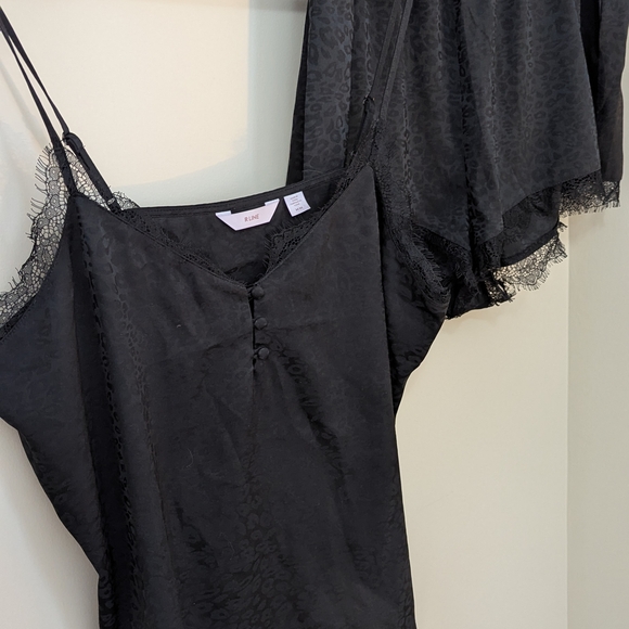 Elegant Black Lace Trim Sleepwear Set - Picture 4 of 5